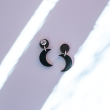 Lataa kuva Galleria-katseluun, KUU-roikkuvat korvakorut